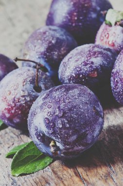 Su damlaları ile büyük mor Erik