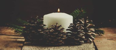 Mum ve çam kozalakları çevresinde yanma ile Noel ve yeni yıl kompozisyon