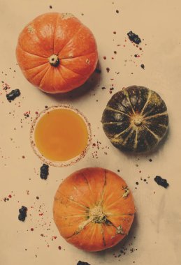 Beyaz bir arka plan üzerinde Halloween kokteyl, kabak suyu