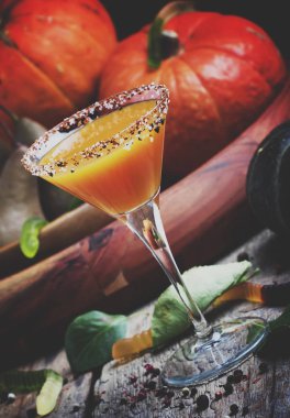 Karanlık Halloween arka plan üzerinde taze kabak suyu