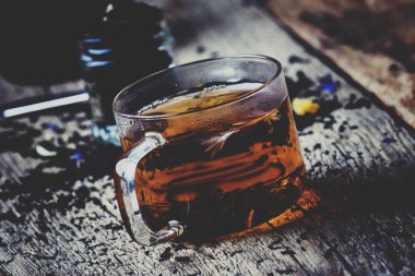 Fincan vintage ahşap arka plan üzerinde siyah çay