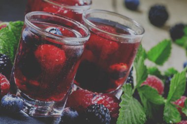 Taze berry içki yaban mersini, böğürtlen ve ahududu