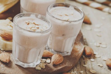 Muz, yoğurt, yulaf ezmesi ve fındık ile güler yüzlü