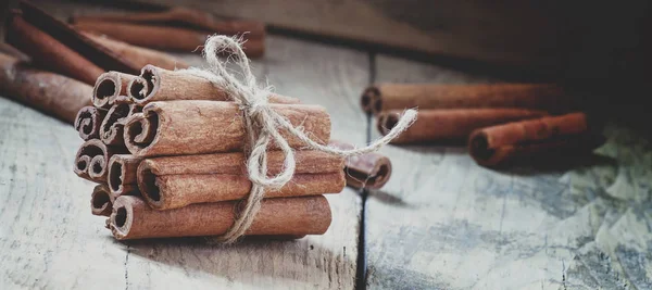 Paus Canela Amarrado Com Corda Juta Fundo Madeira Velho — Fotografia de Stock