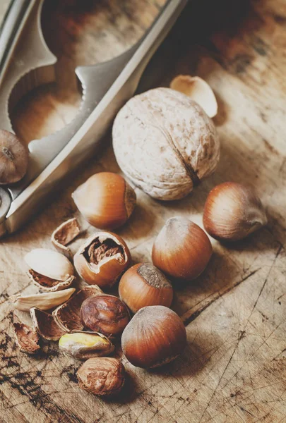 Noci Nocciole Pistacchi Tritati Con Pinze Spaccatura Fondo Legno — Foto Stock