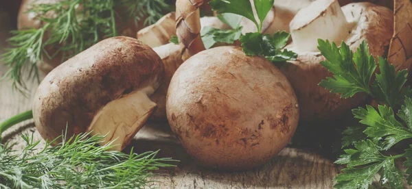 Brown Mushrooms Poured Wicker Baskets Old Wooden Background — Stock Photo, Image