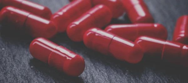 Pilules Rouges Dans Des Capsules Anémie Sur Une Table Noire — Photo