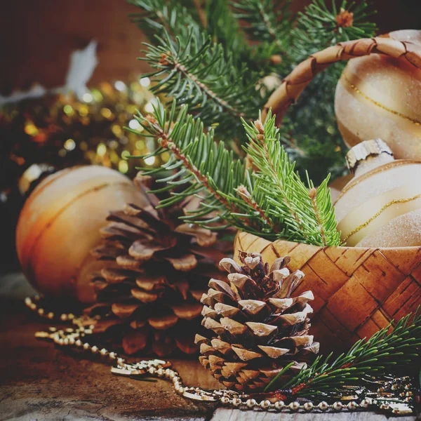 Çam Dalları Altın Noel Topları Çam Kozalakları Boncuk Hasır Sepet — Stok fotoğraf