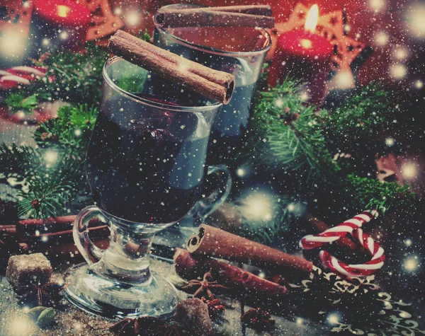 Рождественское Новогоднее Глинтвейн Корицей Кардамоном Анисом Фоне Еловых Ветвей Снежинок — стоковое фото
