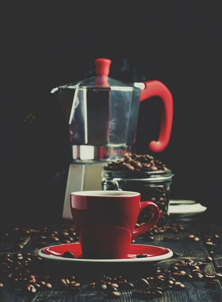 Café Negro Una Taza Roja Fondo Negro — Foto de Stock