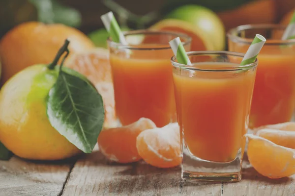 Jugo Fresco Mandarinas Maduras Vaso Pequeño Con Paja Rayada —  Fotos de Stock