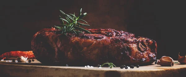 Hombro Cerdo Horno Con Pimienta Romero Ajo Fondo Madera Vintage — Foto de Stock