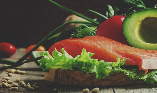 Zutaten Für Salat Mit Räucherlachs Und Avocado Lebensmittel Sind Reich — Stockfoto