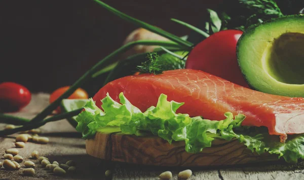 Ingredienser För Sallad Med Rökt Lax Och Avokado Livsmedel Höga — Stockfoto