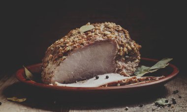 Eski ahşap adam clay tepsiye domuz etinin lezzetli fırında jambon