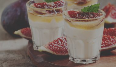 Tatlım, incir ve nane ile kremsi beyaz yoğurt