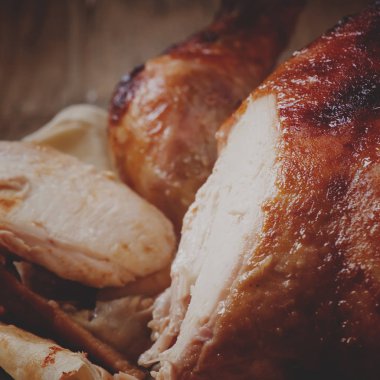 pide ile bir plaka üzerinde pişmiş tavuk 