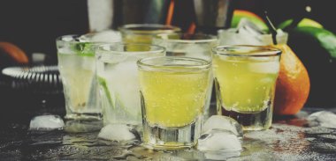 Portakal ve limon alkollü kokteyl votka ve soda, Metalik arka plan, seçici odak ve tonda resim