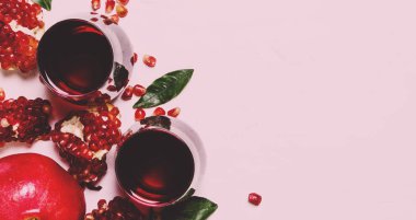 Nar suyu cam beyaz taş zemin üzerine