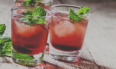 Beyaz rom Bacardi, Campari, vermut, nane ve buz küpleri, vintage ahşap arka plan ile alkollü kokteyl