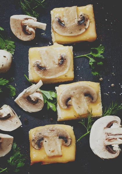 Warme Broodjes Met Kaas Champignons Groenen Een Donkere Achtergrond Van — Stockfoto