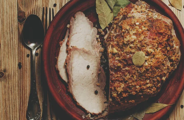 Jamón Horno Con Especias Plato Barro Sobre Una Mesa Madera — Foto de Stock