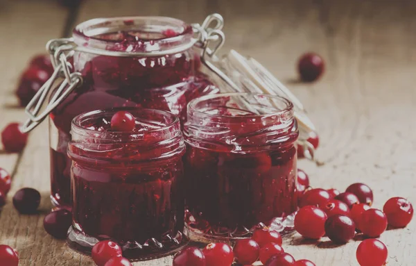 Délicieuse Confiture Canneberges Dans Des Bocaux Verre Canneberge Fraîche Sur — Photo