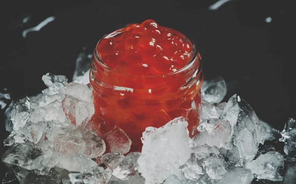 Kaviar Merah Lezat Dalam Botol Kaca Pada Hancur Latar Belakang — Stok Foto