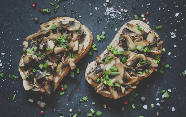 Sabrosos Sándwiches Con Setas Parrilla Cebollas Verdes Con Pan Salvado — Foto de Stock