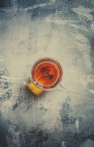 酒杯中的白兰地 色调的图像 顶部的视图和色调的图像 — 图库照片