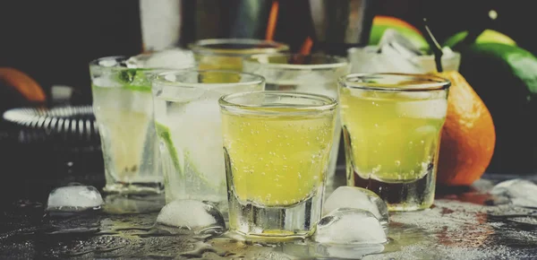 Cócteles Alcohólicos Naranja Lima Con Vodka Soda Fondo Metálico Enfoque — Foto de Stock