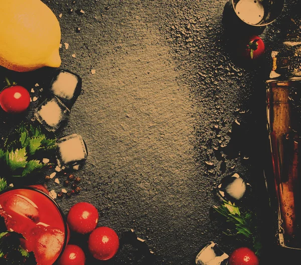ブラッディマリー アルコール カクテル トマト レモン汁 セロリとウォッカ 黒の背景 — ストック写真