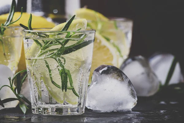 Refrescante Bebida Limón Con Romero Hielo Tónico Fondo Piedra Negra —  Fotos de Stock