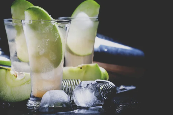 Apple Cocktail Met Rum Sap Metalen Hulpmiddelen Bar — Stockfoto