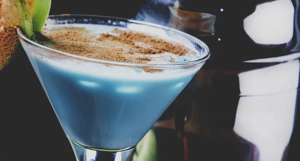 Alkoholhaltiga Cocktail Blå Frestelse Med Vodka Likör Grädde Dekorerade Med — Stockfoto