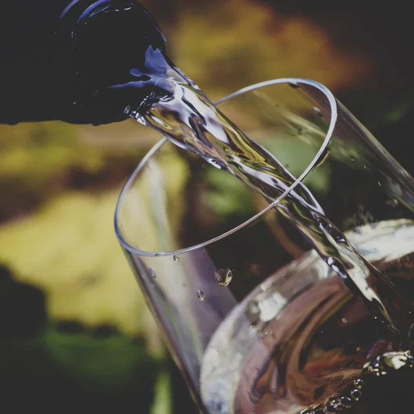Witte Wijn Wordt Gegoten Een Glas Oude Houten Achtergrond — Stockfoto