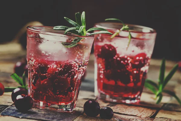 Cranberry Drank Met Ijs Bessen Vintage Houten Achtergrond — Stockfoto