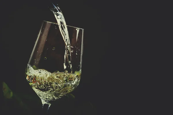白ワイン グラス ビンテージの木製の背景に注がれています — ストック写真