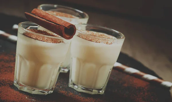 Traditioneller Winter Eierlikör Mit Milch Rum Und Zimt Mit Geriebener — Stockfoto