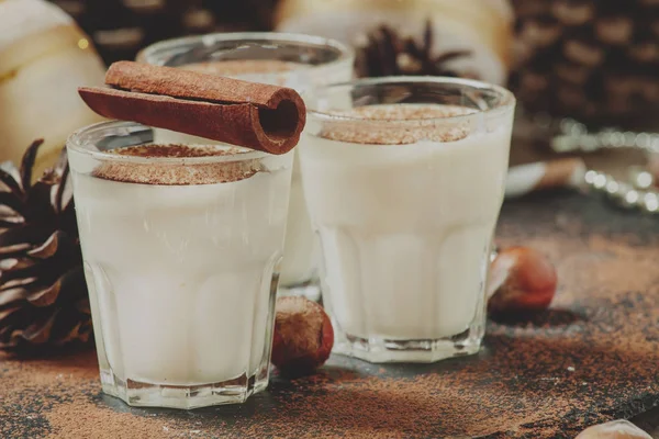 Eierlikör Mit Milch Zimt Geriebener Muskatnuss Verziert Mit Tannenzapfen Perlen — Stockfoto