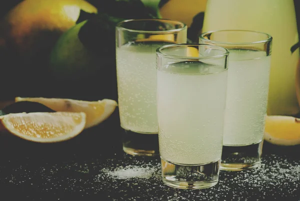 Zelfgemaakte Limonade Met Citroen Limoen Suiker Soda Een Donkere Achtergrond — Stockfoto