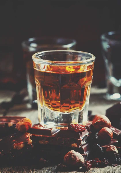 Mléčná Čokoláda Ořechy Rozinkami Tmavý Jamajský Rum — Stock fotografie