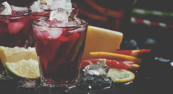 Spansk Sangria Med Frukt Och Träbord — Stockfoto