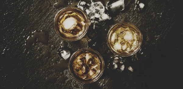 Studená Whisky Sklenice Drceným Ledem Černý Kámen Mokré Pozadí — Stock fotografie