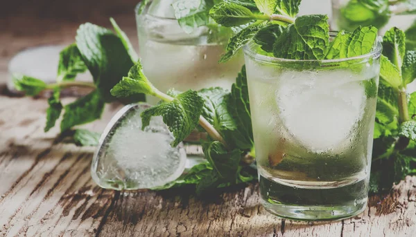 Alcoholische Cocktail Muntthee Met Rum Kleine Glazen Met Ijs Een — Stockfoto