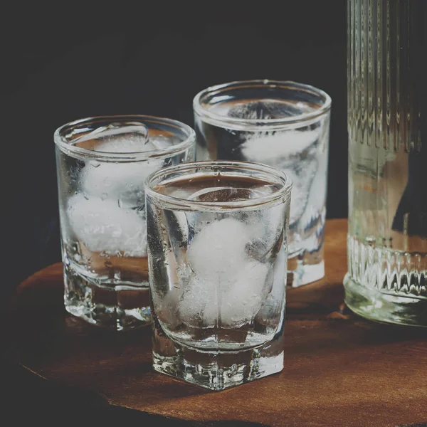 Botella Vodka Vasos Llenos Hielo Sobre Mesa — Foto de Stock