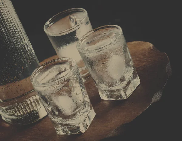Botella Vodka Vasos Llenos Hielo Sobre Mesa —  Fotos de Stock