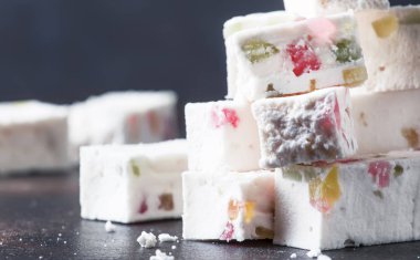 Tatlı zephyr ile birlikte marmelat, karanlık tablo, seçici odak