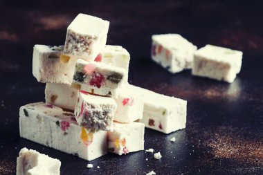 Tatlı zephyr ile birlikte marmelat, karanlık tablo, seçici odak