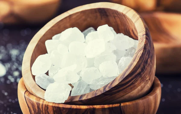 Sucre Bonbons Cristal Blanc Dans Bol Bois Sur Table Noire — Photo